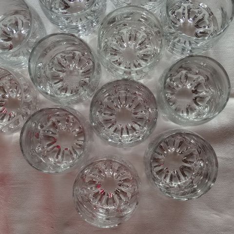 12 ubrukte glass, 8 cm , rommer 1dl 120 kr