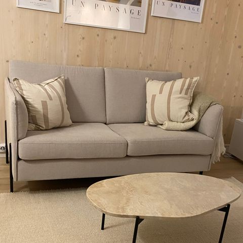 Beige 2,5 setet pent brukt sofa (kun 2,5 gammel)