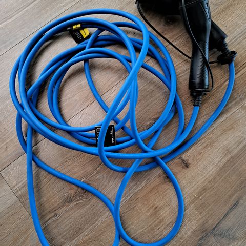 Ubrukt ladekabel bil