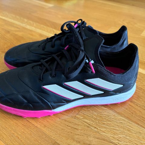 Adidas COPA fotballsko str 40 selges 200,-