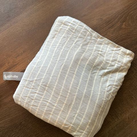 Ergobaby Aura Wrap Knit Bæresjal, Grey Stripes