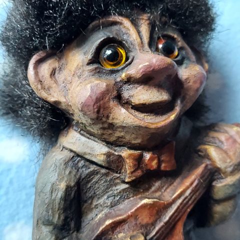 Liten musikant. Ny-form troll, ca. 14 cm høyt uten å ta med håret i målene.