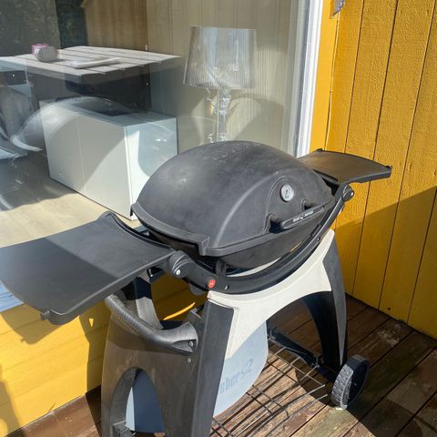 Weber gassgrill Q 300 med stativ og trekk.