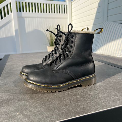 Dr. Martens sko med med deilig, tykt fôr på innsiden str 38