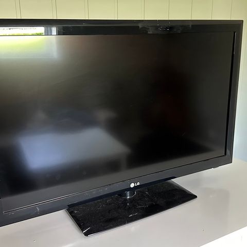 Eldre LG 42 tommer (42LD450N) TV selges