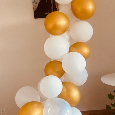 Decoration- Series of balloons are given away