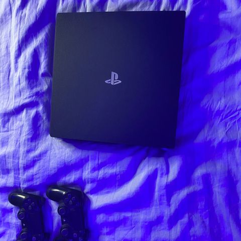 1tb Playstation 4 pro (BILLIG)