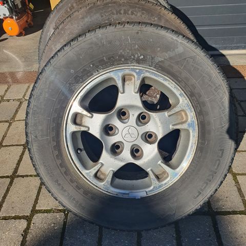 Mitsubishi Pajero gen. 3. Dekk på original felg.