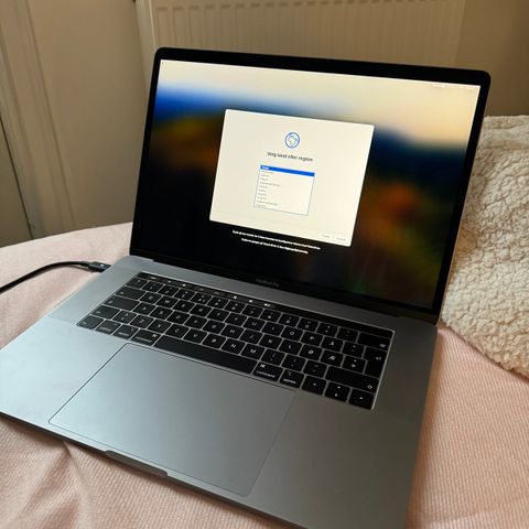 Selger MacBook Pro 16" (2019) med i9/32GB/1TB