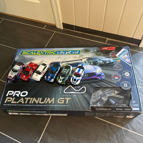 SCALEXTRIC ARC PRO PLATINUM GT bilbane med 6 biler