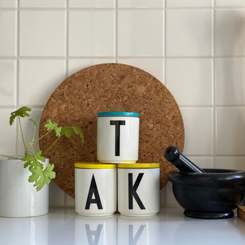 DESIGN LETTERS Arne Jacobsen krus m lokk