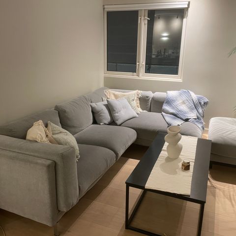 Nockeby 3-seter sofa med sjeselong med puff