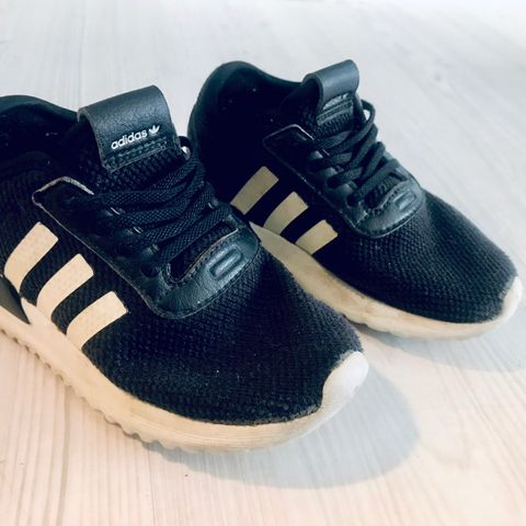 Adidas sko str 25,5