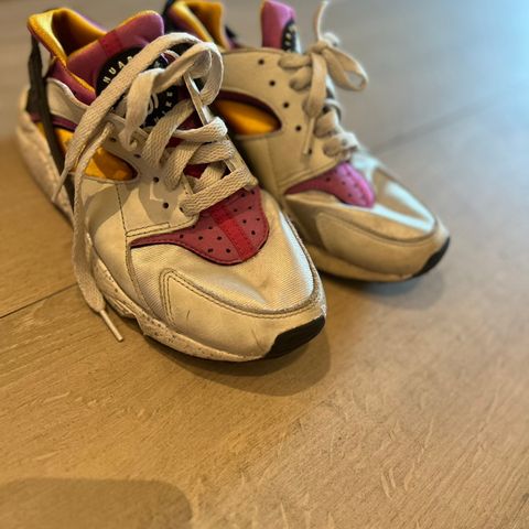 Nike Air Huarache str 37,5 (liten i str, mer som en str 36)