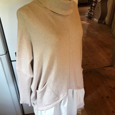 KUUL»BEIGE GENSER MED HVIT SKJORTE», str. 38/40