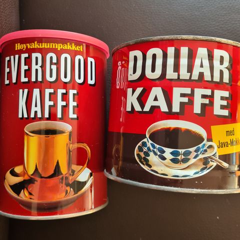 Blikkboks: to kaffebokser fra Dollar kaffe og Evergood