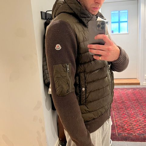 Moncler jakke selges