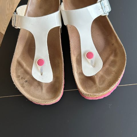 Hvite Birkenstock med rosa detalj