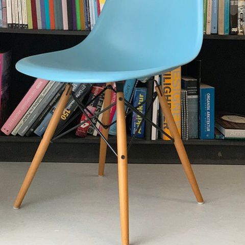 5 stk. Eames DSW spisestoler fra Vitra