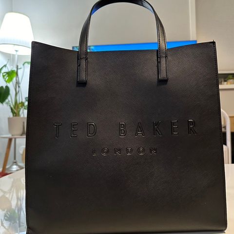 Stor romslig veske fra Ted Baker for hverdagsbruk.