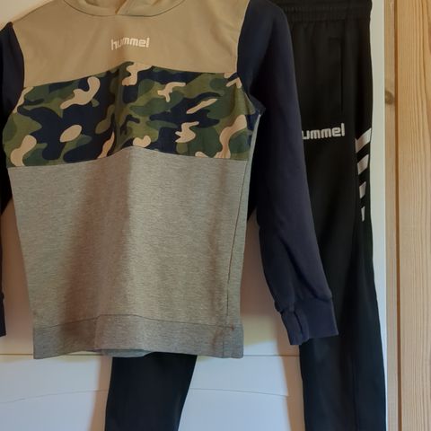 Hummel genser og bukse selges samlet 200kr