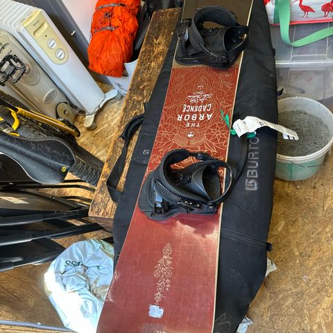 Arbor cadence snowboard with union rosa bindings