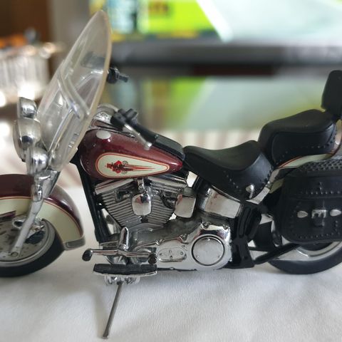 Harley Davidson Heritage Softail 1:24. Veldig pen.