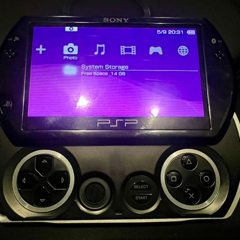 PSP GO  (PSP-N1004) + Micro SD Adapter og Memory Stick