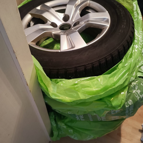 Vinterdekk x 4 stk. / Nokian - 15 tommers med aluminium felger