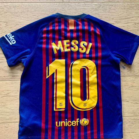 Messi – Barceona fotballsett. Nike drakt og shorts i str 7-8 år (122-128)