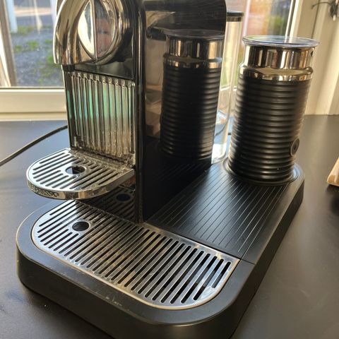 Reservert 7.9 Nespresso kaffemaskin med melkesteamer selges