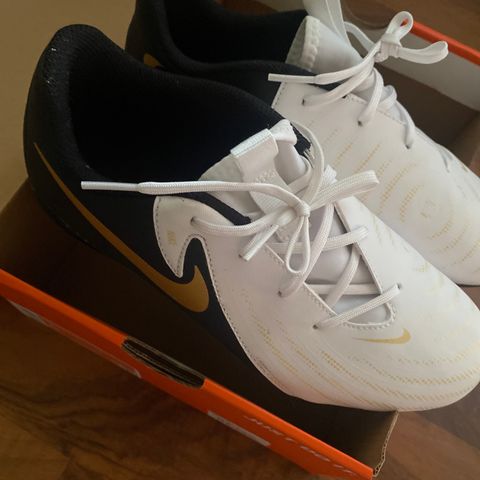 Nike Fotballsko str 38,5