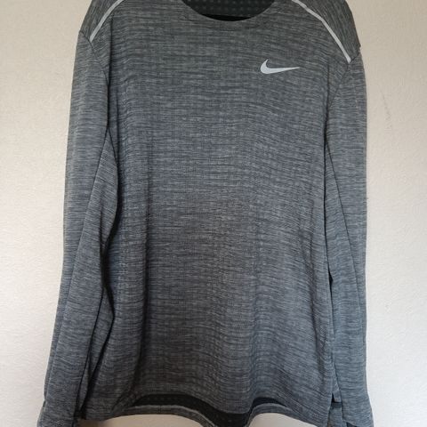 Nike Therma sphere genser i størrelse L