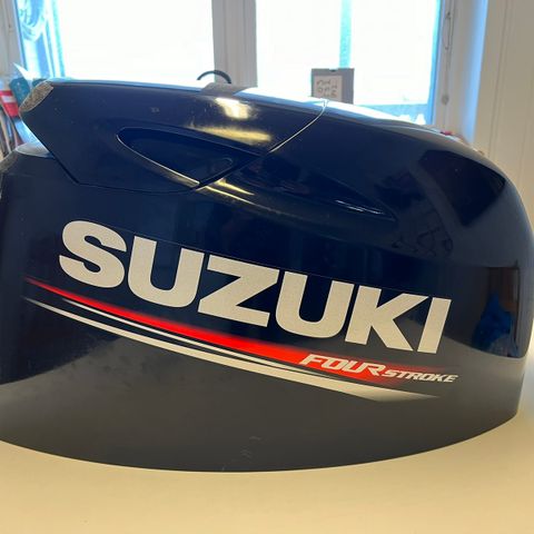 2021 Suzuki DF60 motordeksel med lakkskade