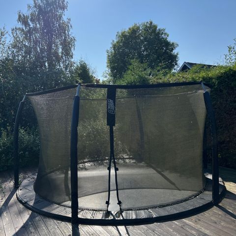 Trampoline gis bort mot demontering/henting