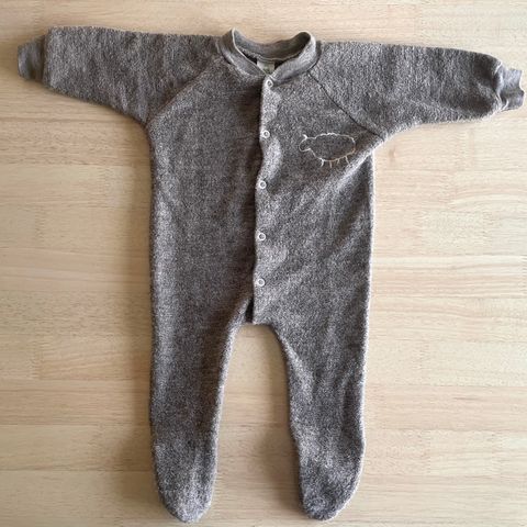 Pyjamas/drakt i deilig ullfrotté fra Nøstebarn str. 62