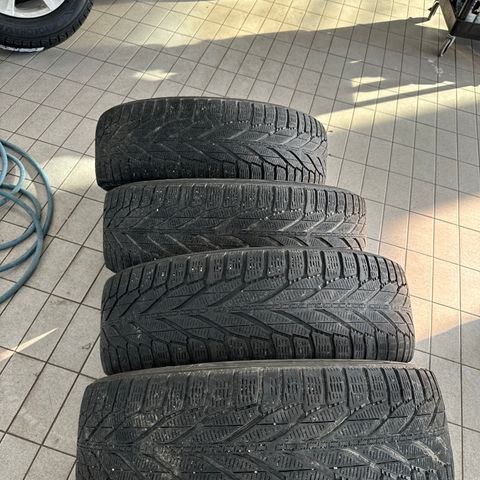 Selger 4 stk nokian hakapelita r2 suv 215/65r17