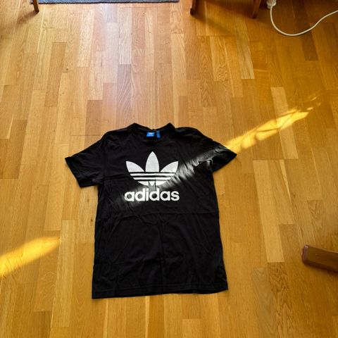 Adidas t-skjorte