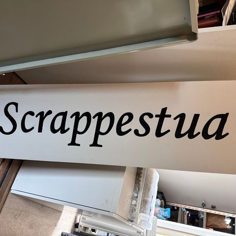 Skilt «scrappestua» i tre