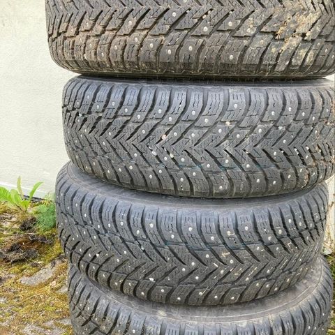 Piggdekk,215/70 R 16 100 T Nokian Hakkapeliita  10 suv selges.