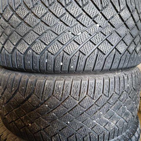 2 stk 245/45R19 Continental VikingContact 7 piggfri vinterdekk selges samlet