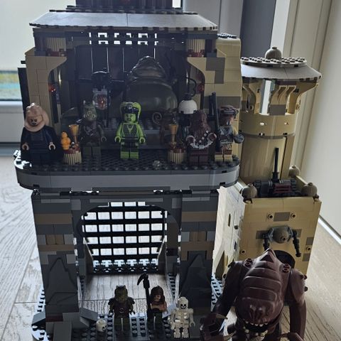 Lego Jabba`s Palace, Jabba`s Sail Barge, Rancor Pit og Desert Skiff selges.