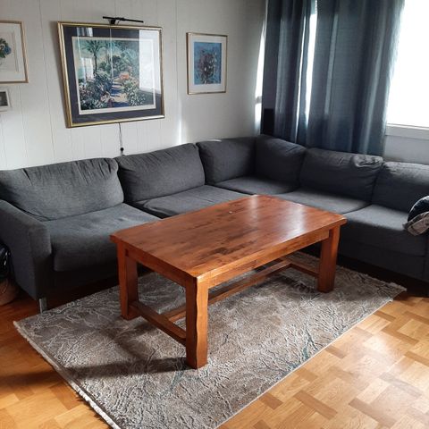 Hjørnesofa, bord og lenestol