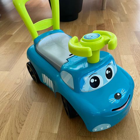 Smoby lekebil med oppbevaring i setet