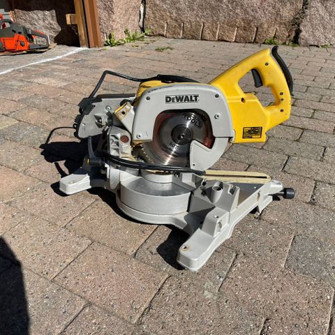 Dewalt DW 777 kapp- og gjærsag