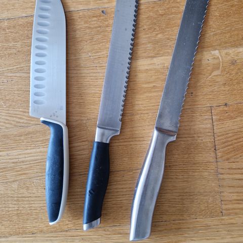 2 brødkniver og 1 vanlig skjærekniv