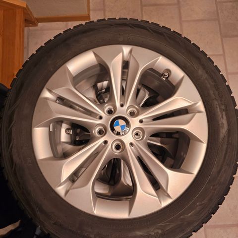 ORIGINAL BMW X1 VINTER HJULSETT MED PIGGFRIE DEKK  HAKKAPELIITTA R2 225/55 R17