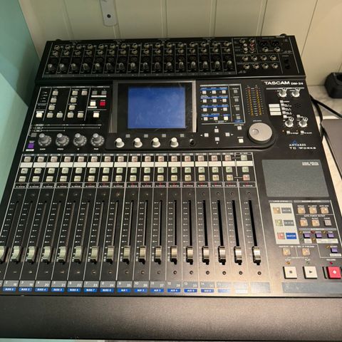 Tascam Dm 24  digital mixer , med motoriserte fadere