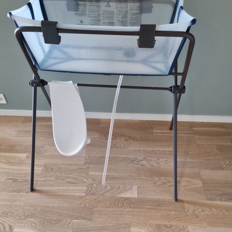 Stokke Flexi Bath med stativ og nyfødtinnlegg