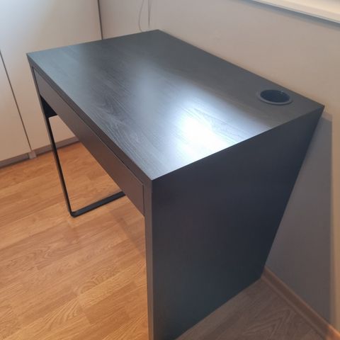 Micke Skrivebord fra IKEA